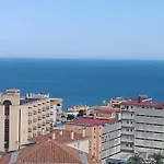 Sunny Coastal Retreat For 4 Διαμέρισμα