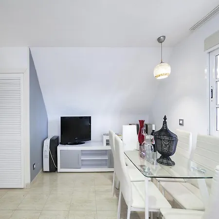 Sunny Coastal Retreat For 4 شقة *