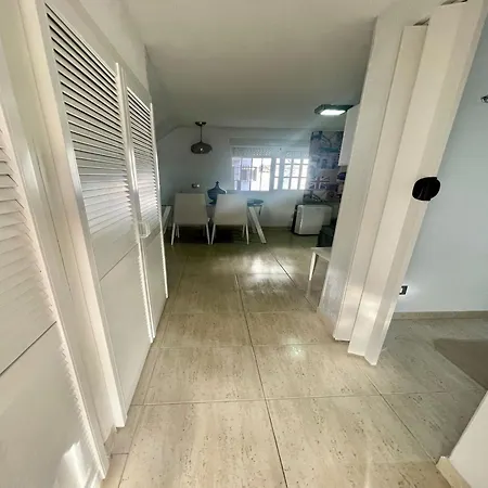 Sunny Coastal Retreat For 4 شقة