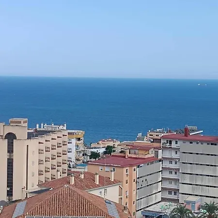 Sunny Coastal Retreat For 4 شقة