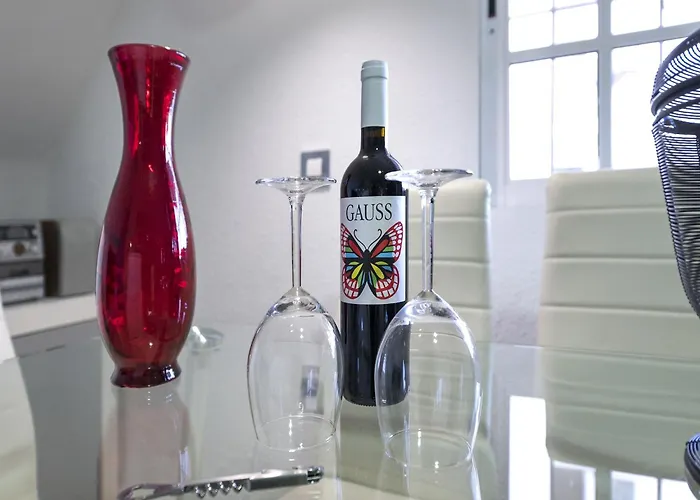 Sunny Coastal Retreat For 4 *