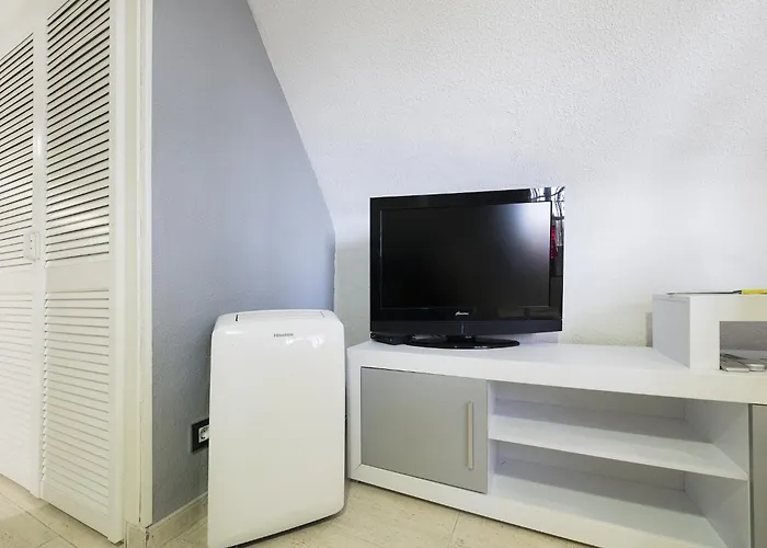 Sunny Coastal Retreat For 4