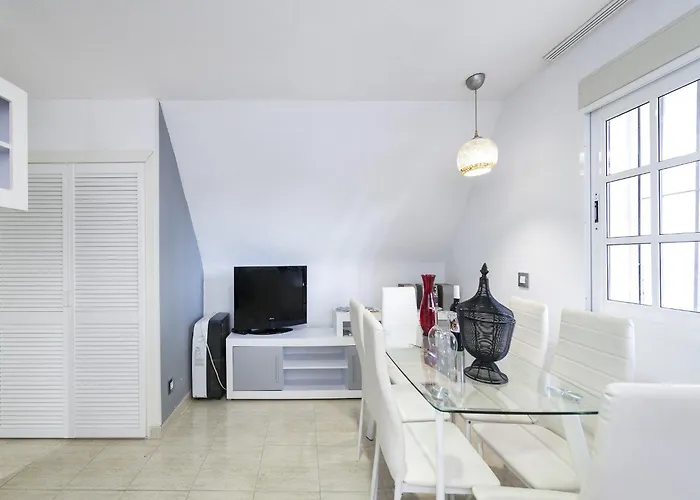 Sunny Coastal Retreat For 4 아파트 *