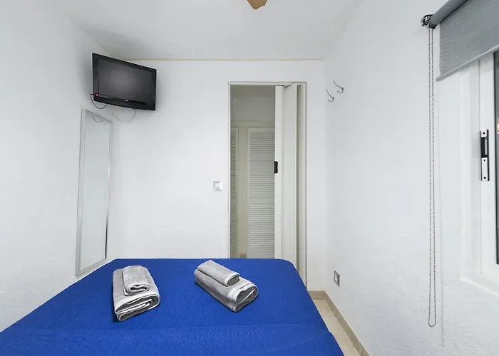 Sunny Coastal Retreat For 4 *