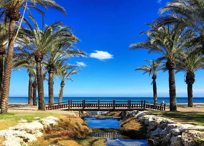 Sunny Coastal Retreat For 4 아파트 *