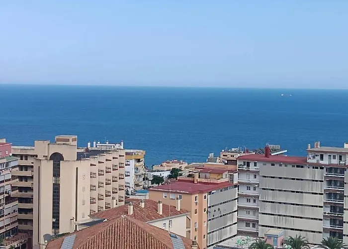 Sunny Coastal Retreat For 4 아파트