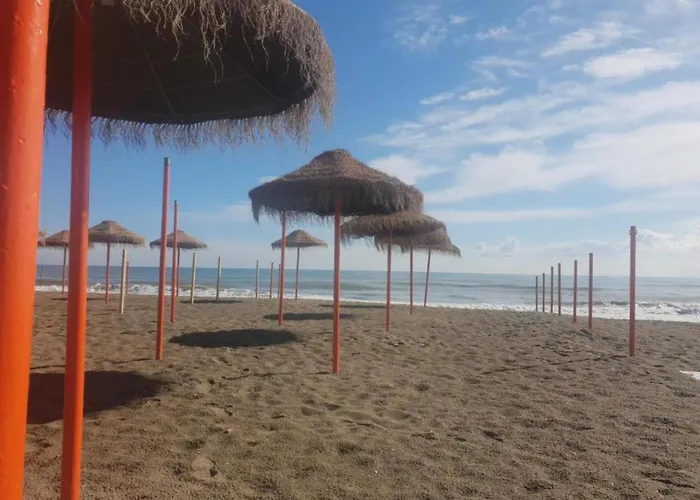 Sunny Coastal Retreat For 4 아파트