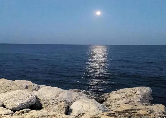 Sunny Coastal Retreat For 4 *