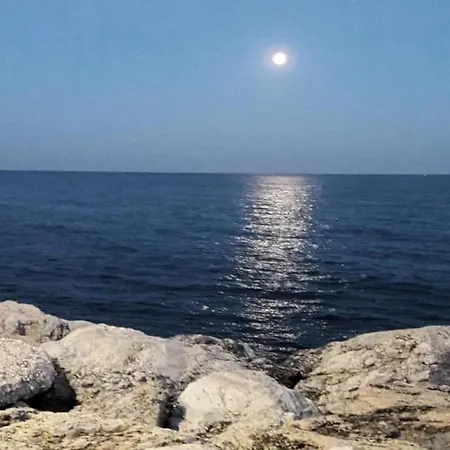 Sunny Coastal Retreat For 4 *