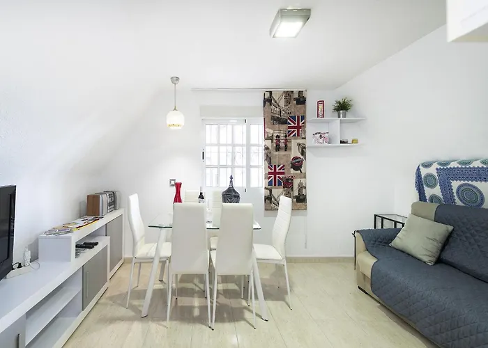 Sunny Coastal Retreat For 4 * Torremolinos