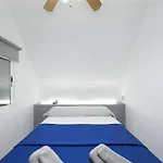 Sunny Coastal Retreat For 4 Apartment *