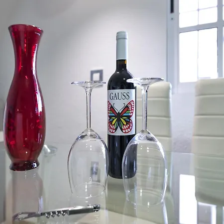 Sunny Coastal Retreat For 4 *