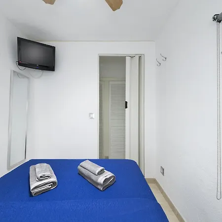 Sunny Coastal Retreat For 4 *