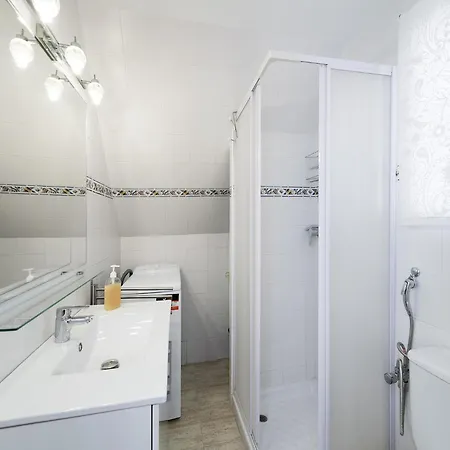 Sunny Coastal Retreat For 4 * Torremolinos